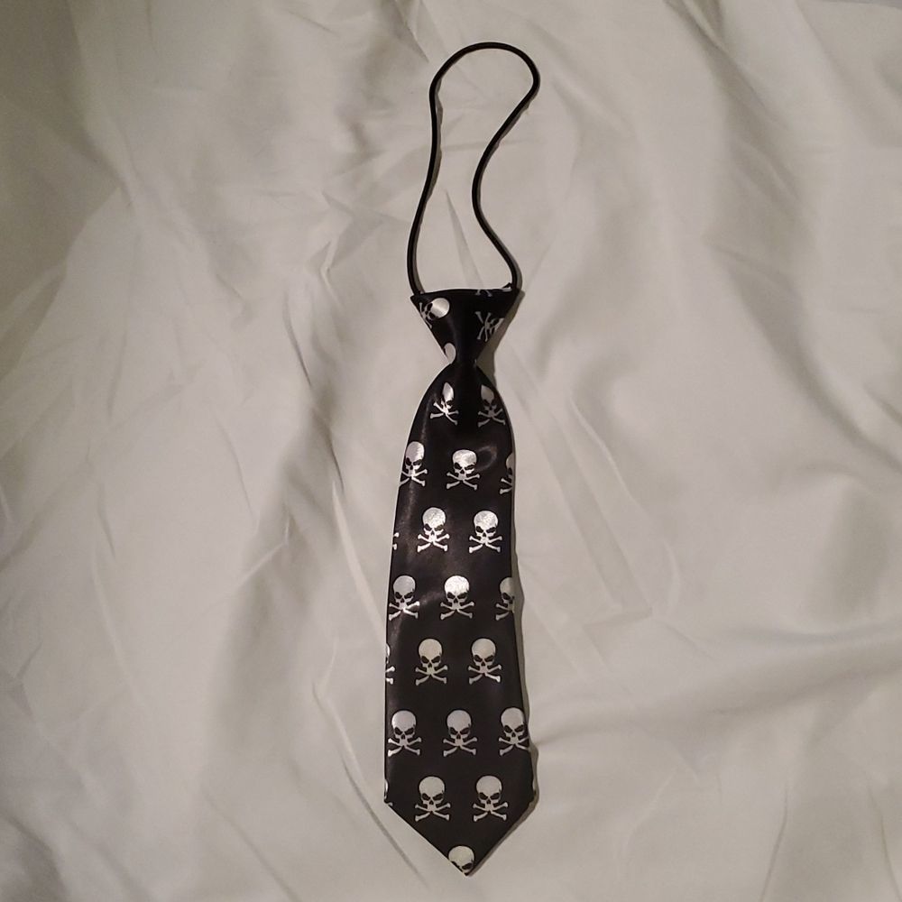 NEW SKULL AND CROSSBONES TIE